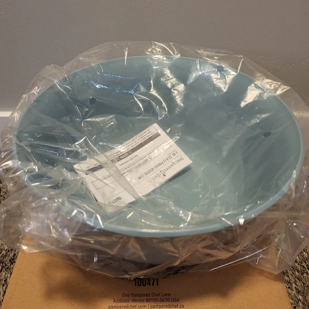 Pampered Chef Blue and White 4-Qt Mixing Bowl